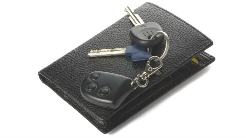 Czy trzeba mieć dokumenty w samochodzie? Sprawdź, co musisz wiedzieć przed podróżą!