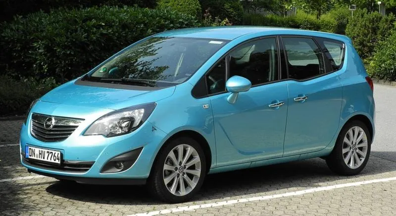 Gdzie szukać filtra paliwa w Opel Meriva B? Praktyczny przewodnik