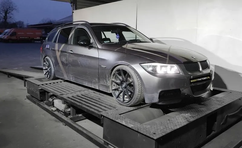 Jak skutecznie otworzyć bagażnik w BMW E91 bez działającego akumulatora?
