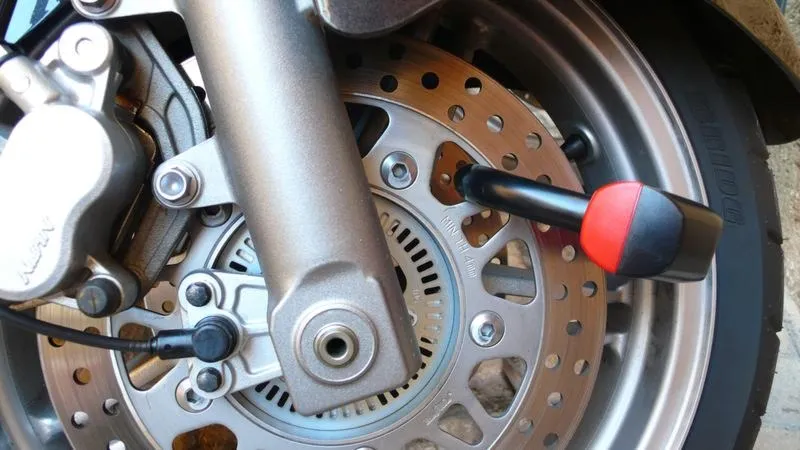 Jak skutecznie zabezpieczyć motocykl na przyczepie podczas transportu?