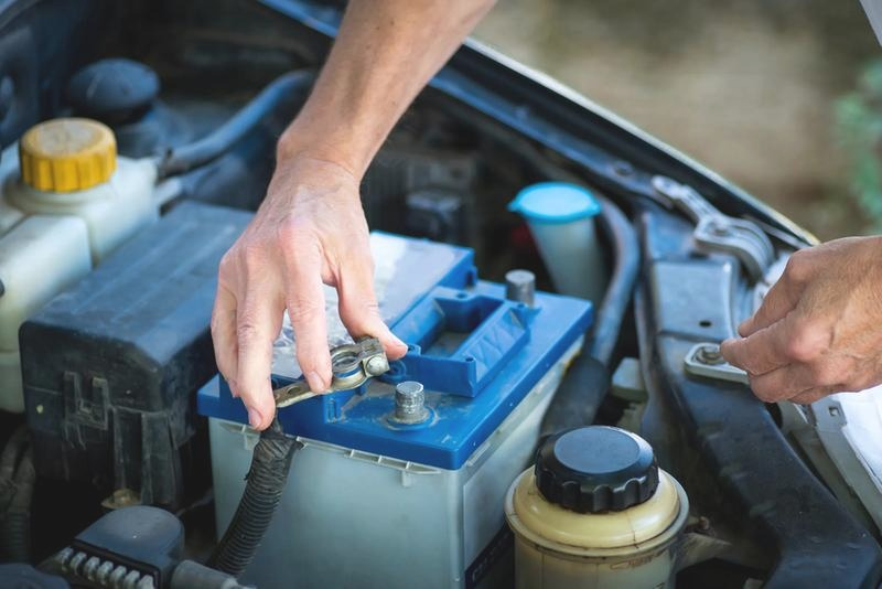Jakie napięcie akumulatora wystarczy, żeby odpalić auto? Wartości i szybki test