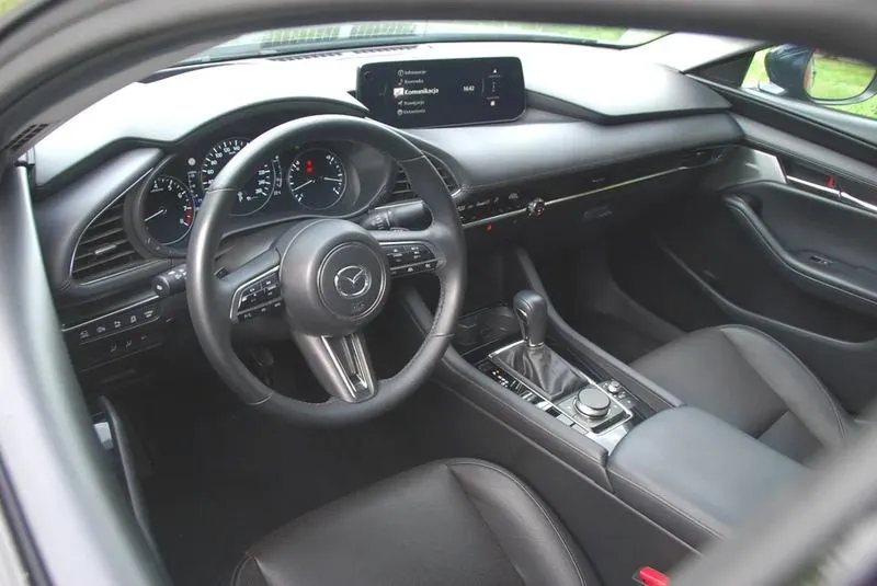 Mazda 3: diesel czy benzyna? Porównanie kosztów, osiągów i trwałości