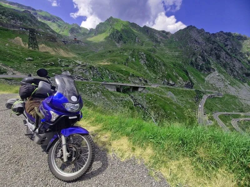 Perfekcyjny poradnik: jak spakować się na motocykl na wymarzoną podróż