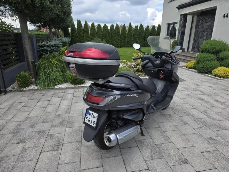 Yamaha Majesty 400: gdzie jest akumulator i jak się do niego dostać?